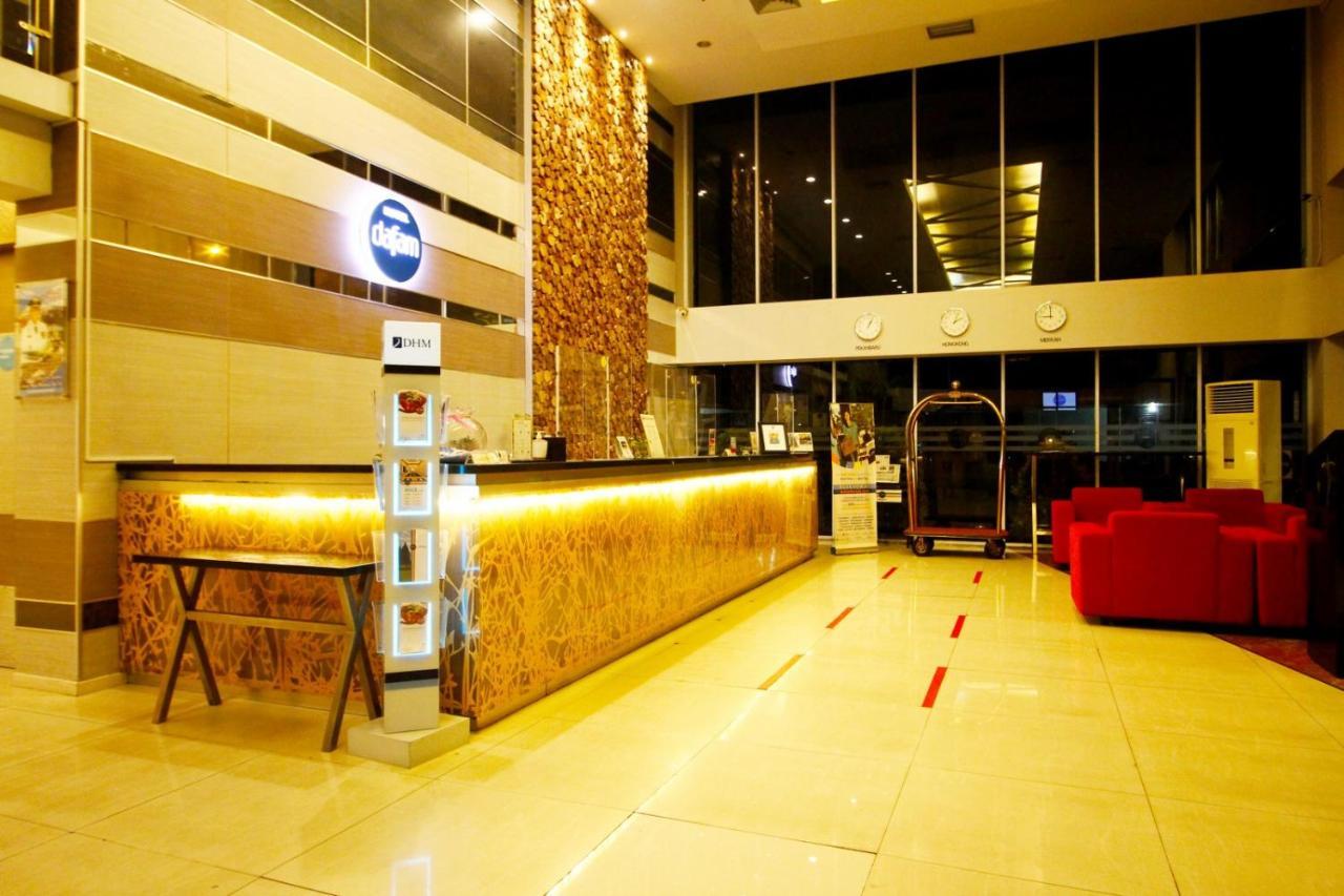 Hotel Dafam Pekanbaru Exterior photo