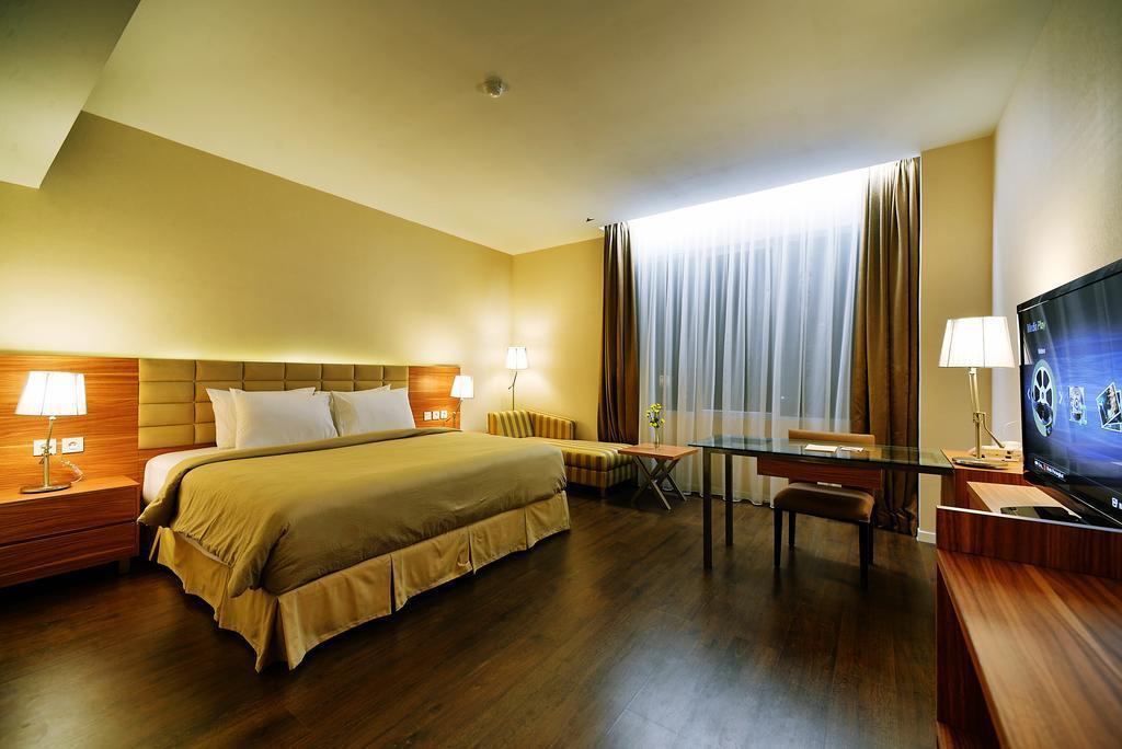 Hotel Dafam Pekanbaru Exterior photo