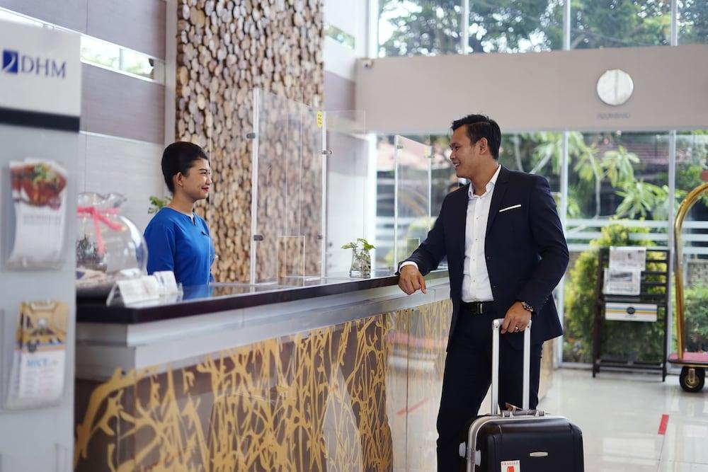Hotel Dafam Pekanbaru Exterior photo